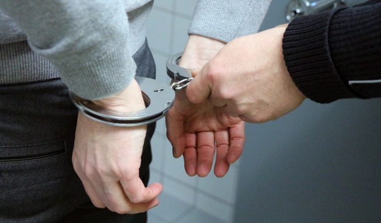 Non accetta la fine della relazione: l’aspetta sotto casa con un coltello Non accetta la fine della relazione: l’aspetta sotto casa con un coltello