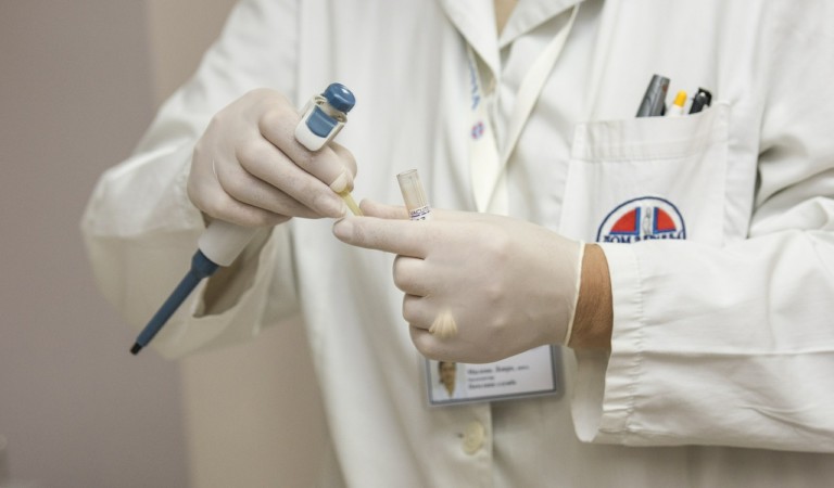 Shock al pronto soccorso: uomo muore davanti a tutti. Ma nessuno se ne accorge Shock al pronto soccorso: uomo muore davanti a tutti. Ma nessuno se ne accorge