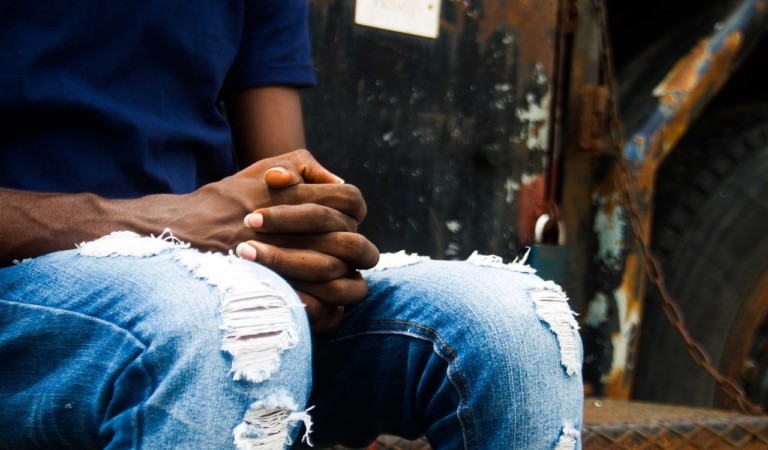 Nigeriano morde un agente di polizia: espulso dall’Italia Nigeriano morde un agente di polizia: espulso dall’Italia