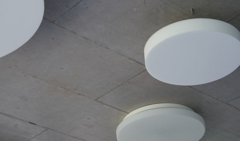 Cadono calcinacci dal controsoffitto: ferita una studentessa Cadono calcinacci dal controsoffitto: ferita una studentessa