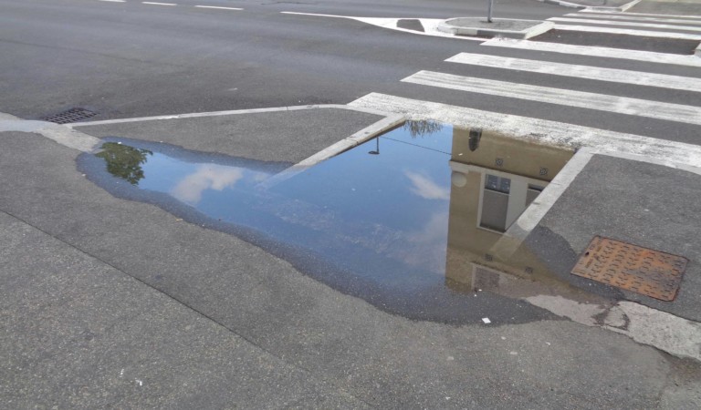 Basta una giornata di pioggia per allagare un passaggio pedonale. Strade inagibili per studenti e genitori Basta una giornata di pioggia per allagare un passaggio pedonale. Strade inagibili per studenti e genitori