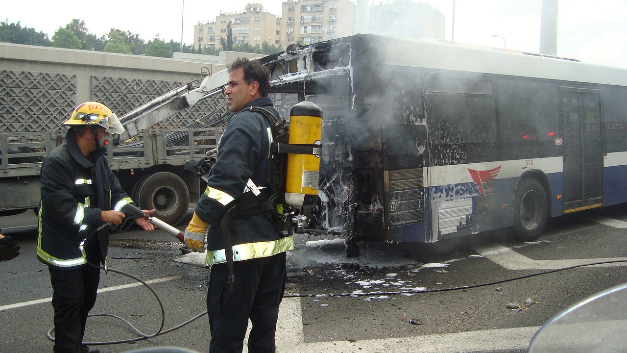 Bus incendiato