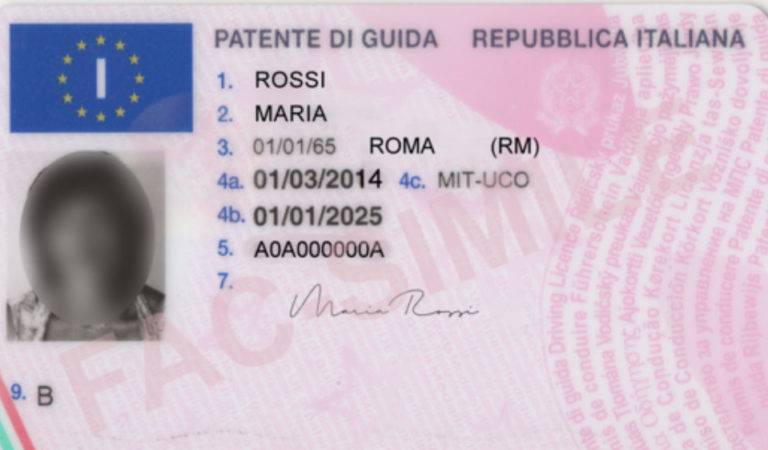 All’esame della patente con l’auricolare: lo bocciano nonostante i suggerimenti All’esame della patente con l’auricolare: lo bocciano nonostante i suggerimenti