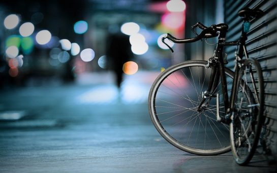 bicicletta con ruote enormi
