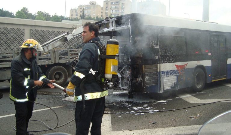 Si apre un’altra voragine nell’asfalto: bus finisce contro le auto Si apre un’altra voragine nell’asfalto: bus finisce contro le auto