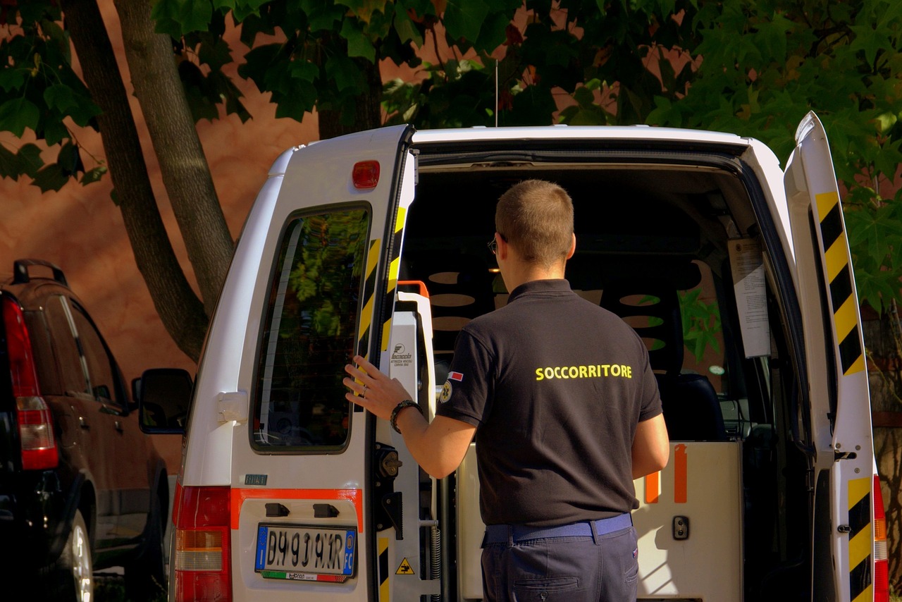 Investito mentre cammina sul ciglio della strada