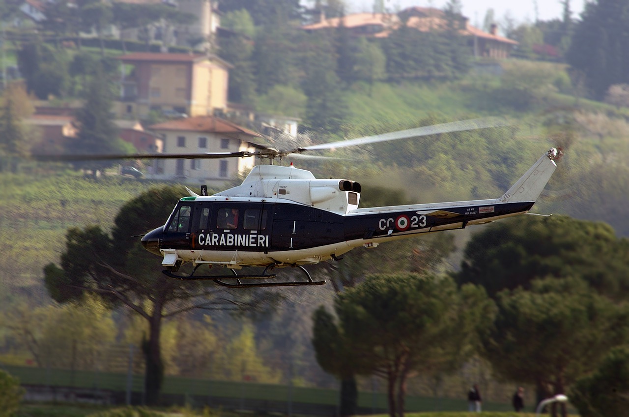 Ladri lasciano auto in corsia sorpasso