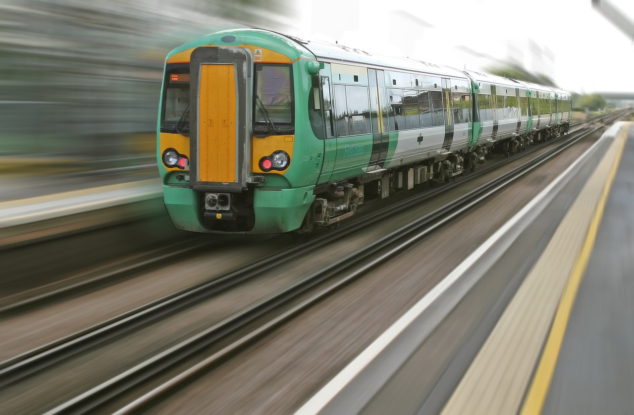 Treno travolge auto, ferito conducente