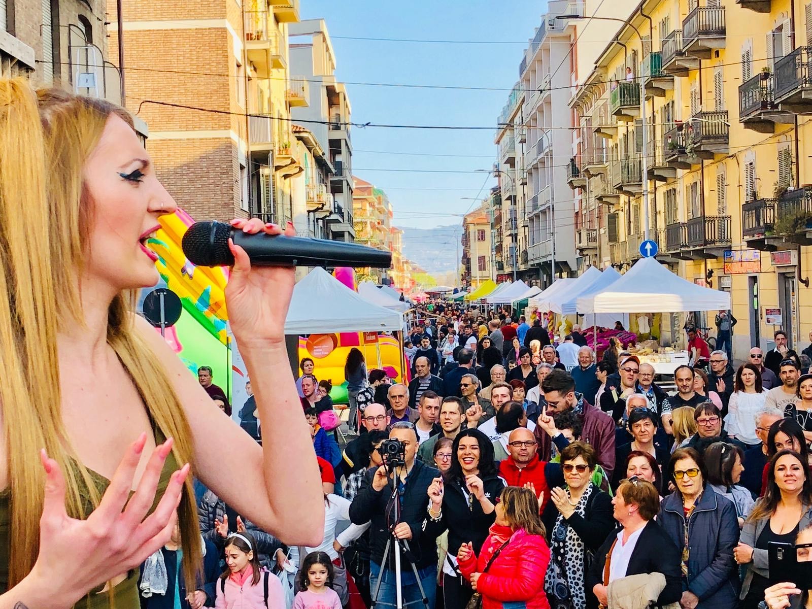 Festa e bancarelle in via Stradella