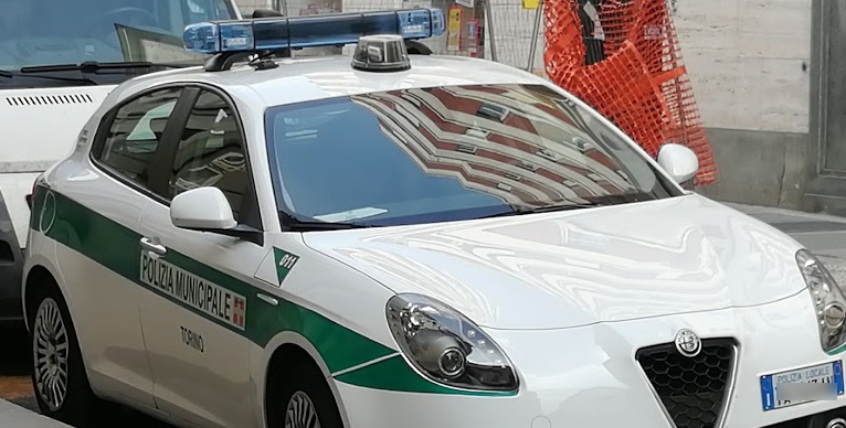 Auto si ribalta in via Bogino