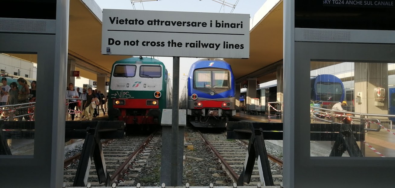 si aggrappa alla motrice del treno Vercelli