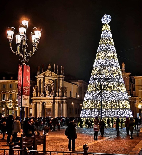 Albero Di Natale A Torino.Tra I Babbi Natale E L Albero Si Accende Il Natale Di Torino