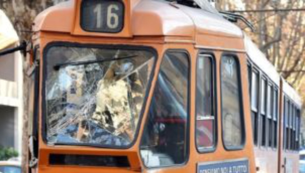 Scontro tra due tram a Torino