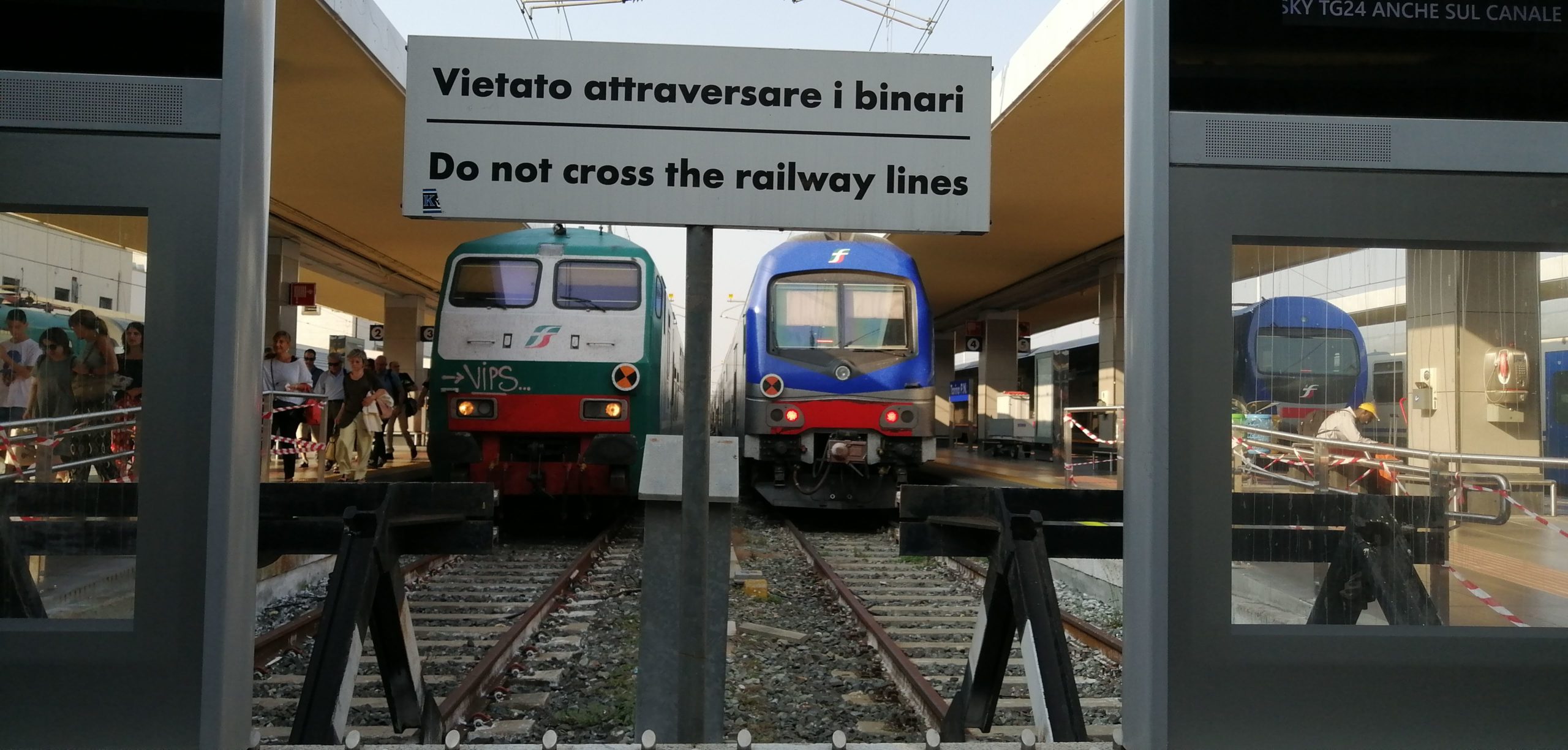 Manifesto di protesto sul treno Torino Susa