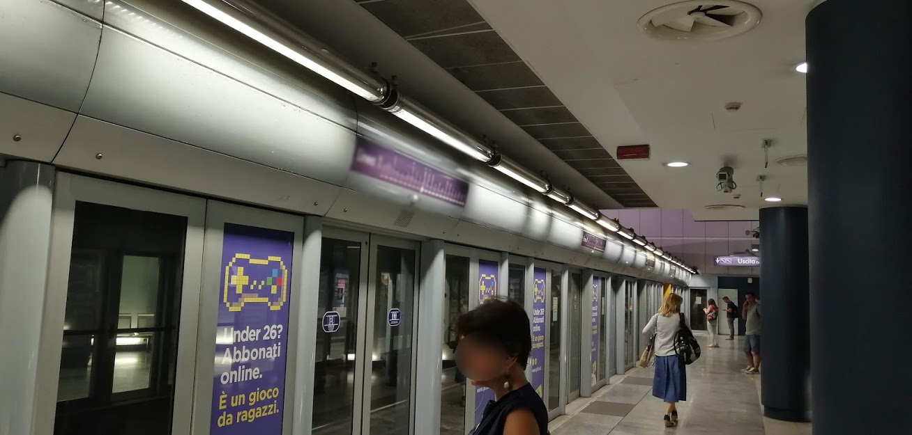 aggredisce la compagna di 19 anni alla Metro