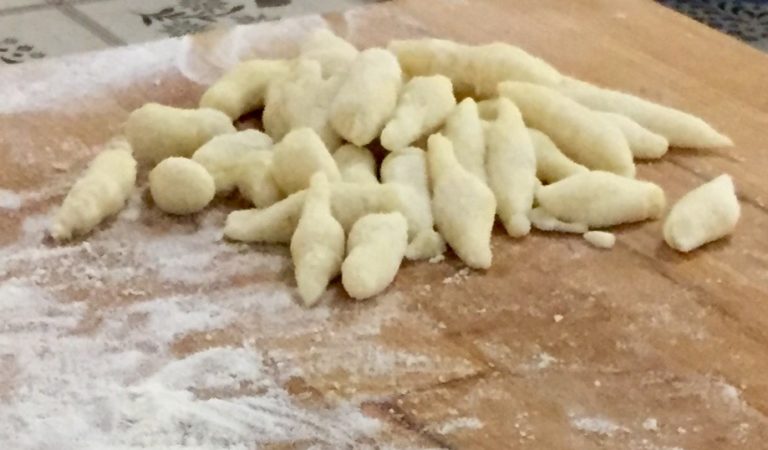 Ravioli alla Panna. Ricetta tipica della Valle Grana Ravioli alla Panna. Ricetta tipica della Valle Grana