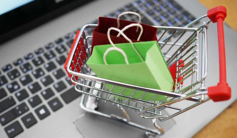 Natale 2020 e Black Friday poveri: 1 cittadino su 4 è senza soldi Natale 2020 e Black Friday poveri: 1 cittadino su 4 è senza soldi
