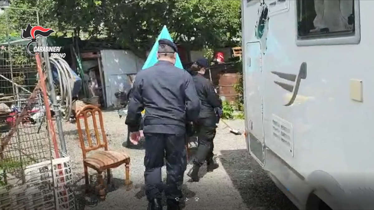 I Carabinieri al campo nomadi di Torino