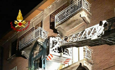 Uomo cade dal balcone a Torino