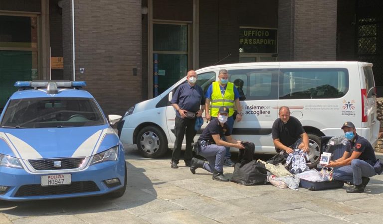 Famiglie bisognose di Torino: donati vestiti contraffatti sequestrati dalla Polizia Famiglie bisognose di Torino: donati vestiti contraffatti sequestrati dalla Polizia