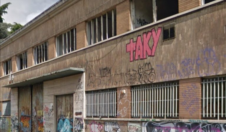 Un rudere industriale a pochi passi dal centro di Torino diventato ricovero di tossici e disperati di ogni tipo Un rudere industriale a pochi passi dal centro di Torino diventato ricovero di tossici e disperati di ogni tipo