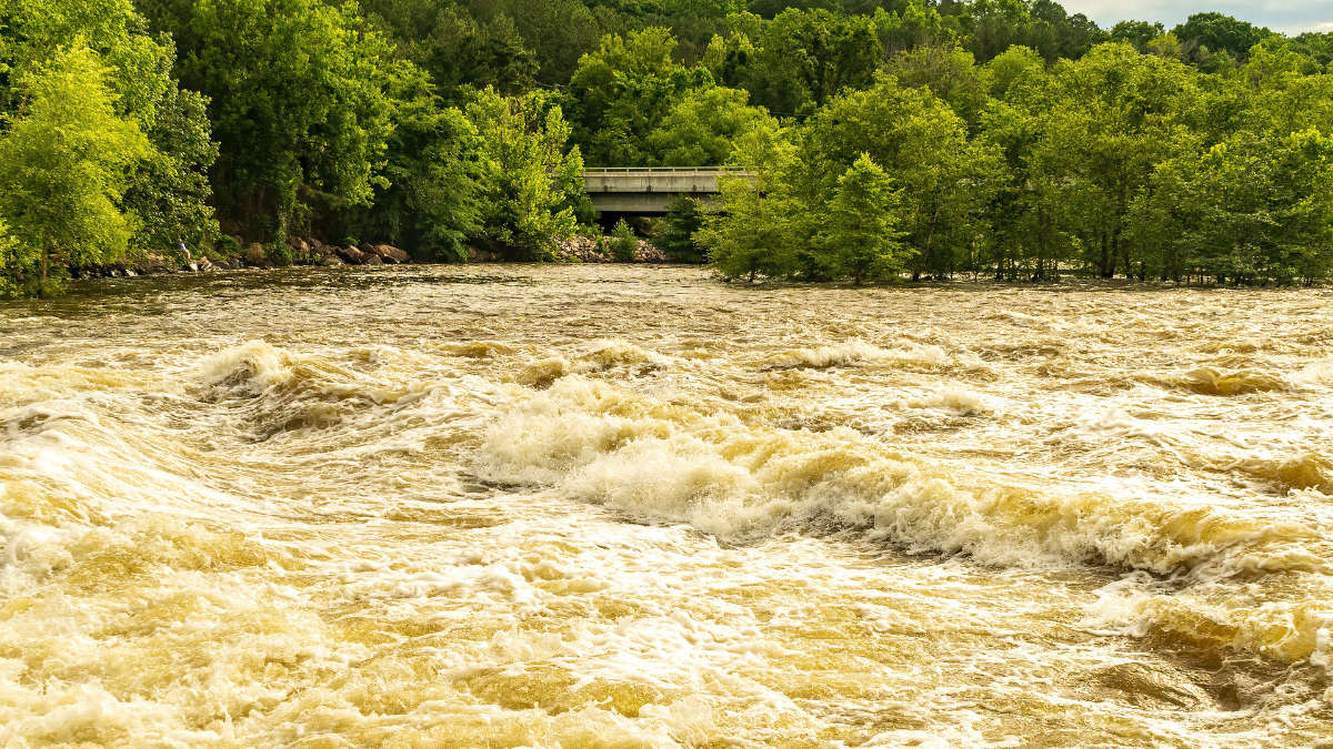 Fiume in piena travolge operai in Piemonte