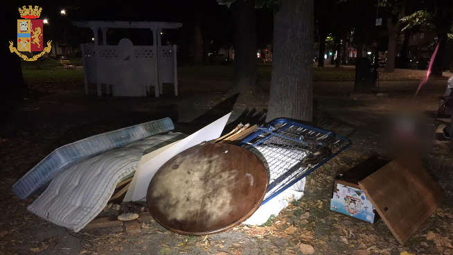 Scaricano rifiuti nel parco a Torino