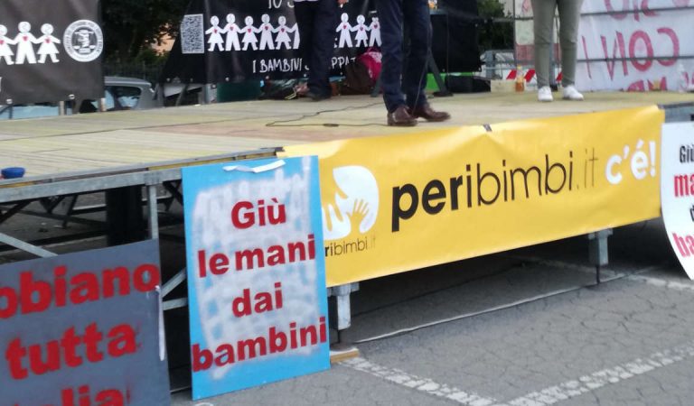 Vite al massacro: “Il Gioco del Postino”, che determina il destino di una famiglia Vite al massacro: “Il Gioco del Postino”, che determina il destino di una famiglia