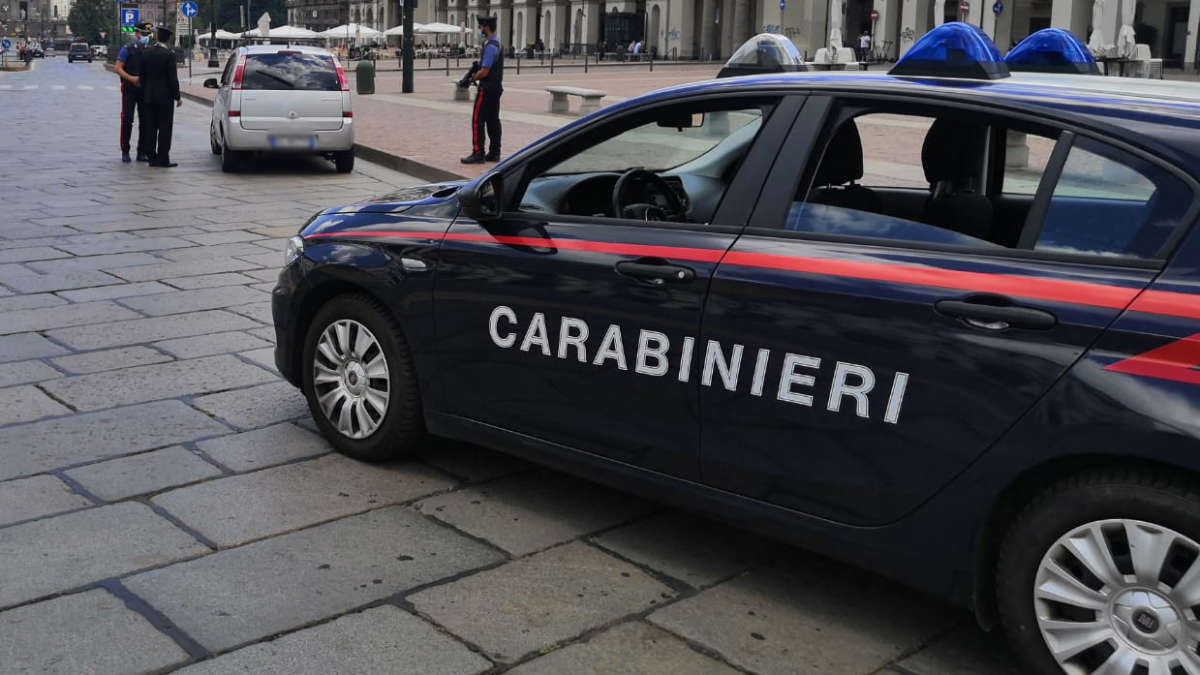 Furti nel parcheggio del centro commerciale