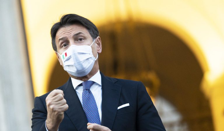 Conte firma il nuovo Dpcm Covid. Scuola, movida, cerimonie, gite: ecco tutti i divieti Conte firma il nuovo Dpcm Covid. Scuola, movida, cerimonie, gite: ecco tutti i divieti