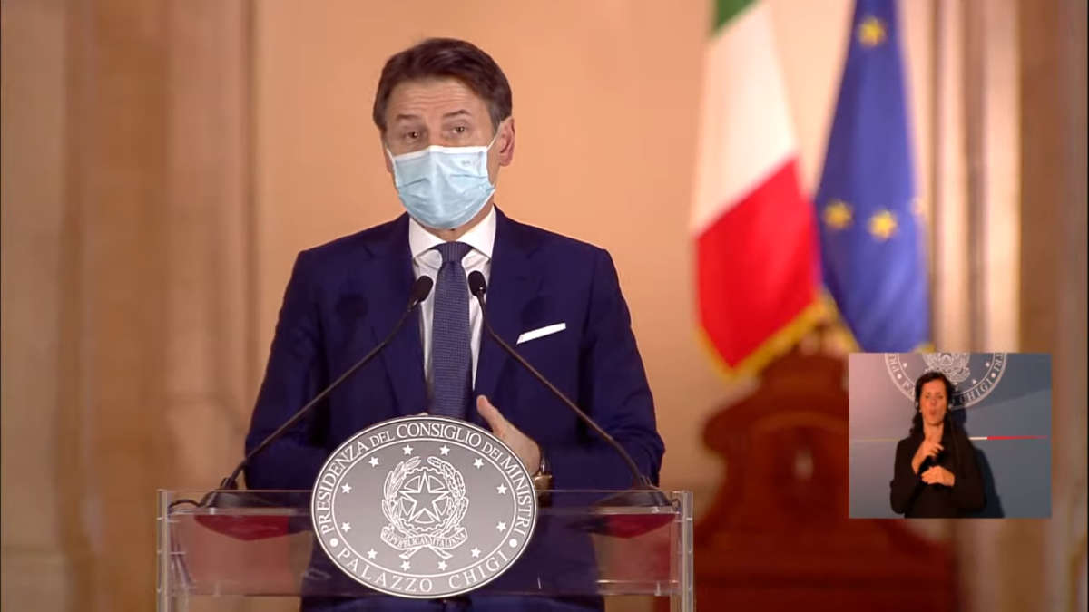 Giuseppe Conte firma il DPCM 18 ottobre 2020