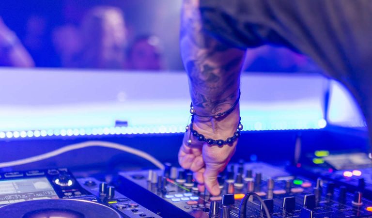 Assembramenti vietati? A Settimo stanotte un rave party Assembramenti vietati? A Settimo stanotte un rave party