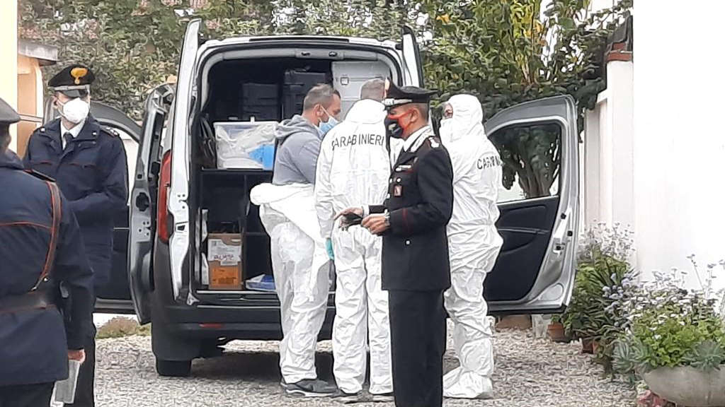 Donna trovata morta accoltellata in casa