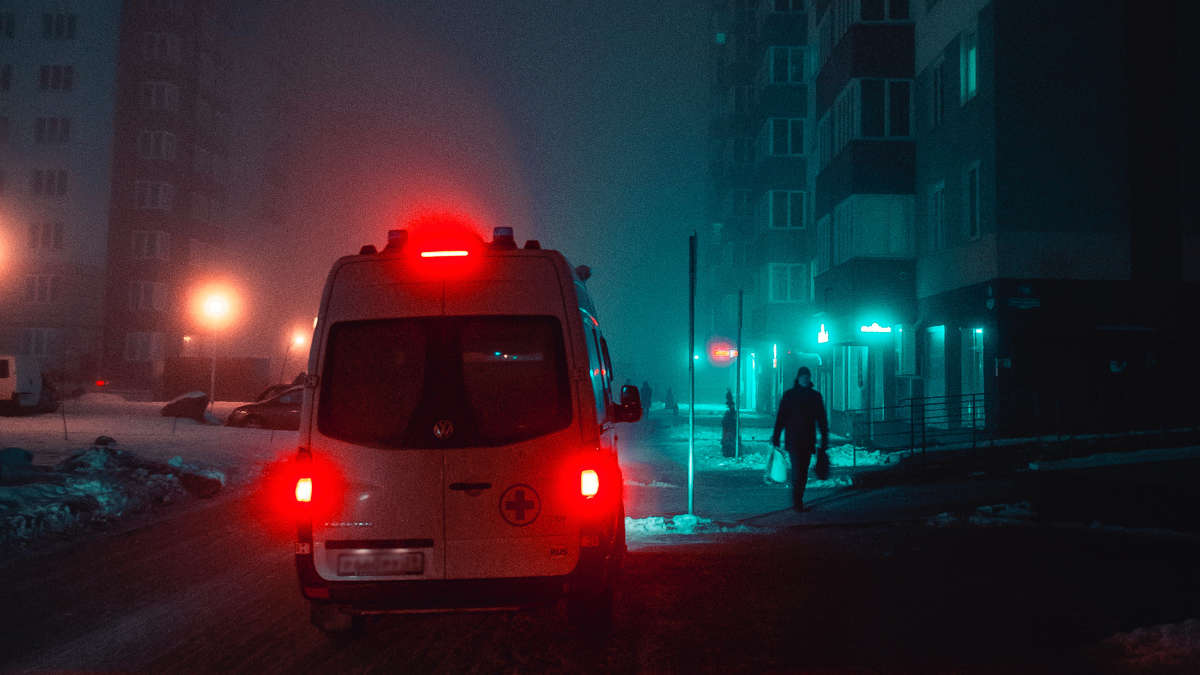 Negazionisti inseguono ambulanza a Torino
