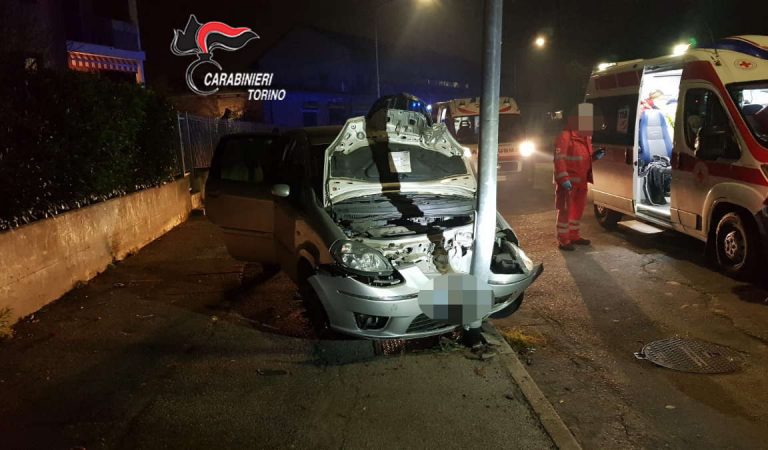 Rapinano un uomo, rubano un’auto (senza patente) e si schiantano contro un palo Rapinano un uomo, rubano un’auto (senza patente) e si schiantano contro un palo