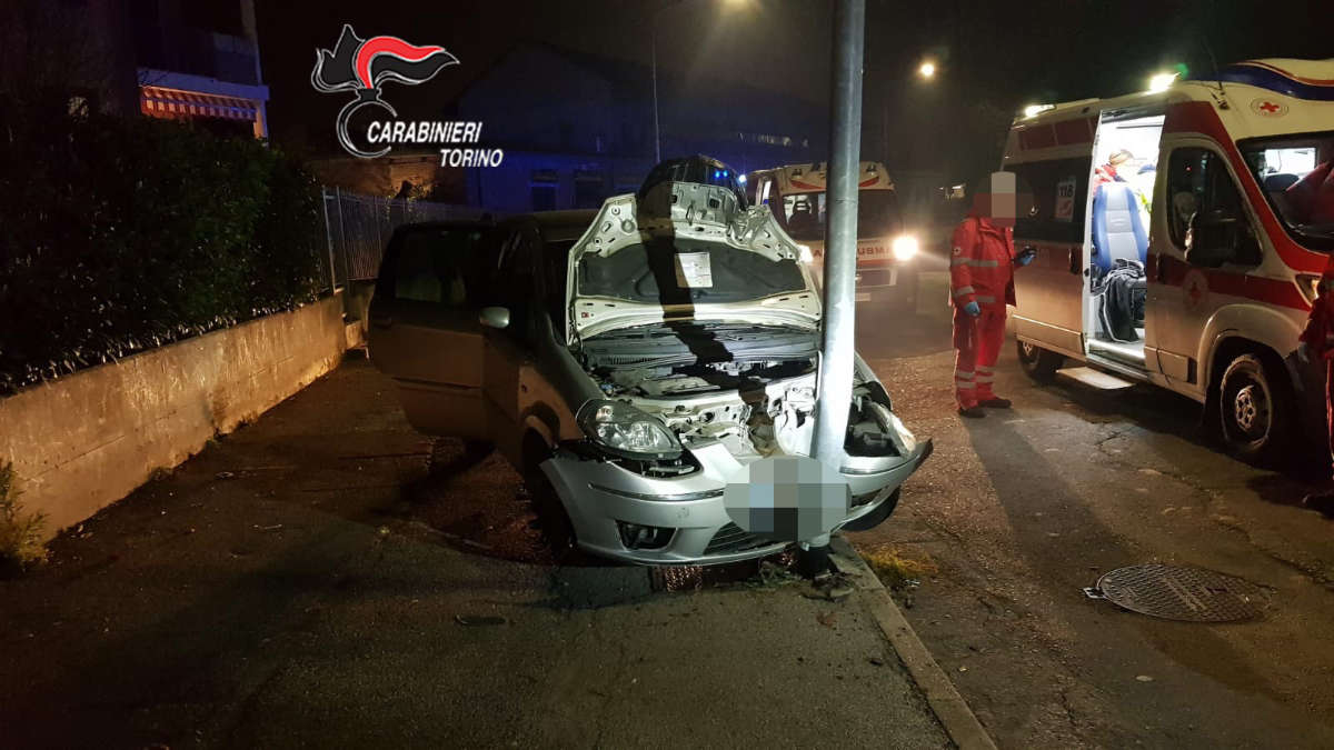 Rubano un'auto e si schiantano contro un palo