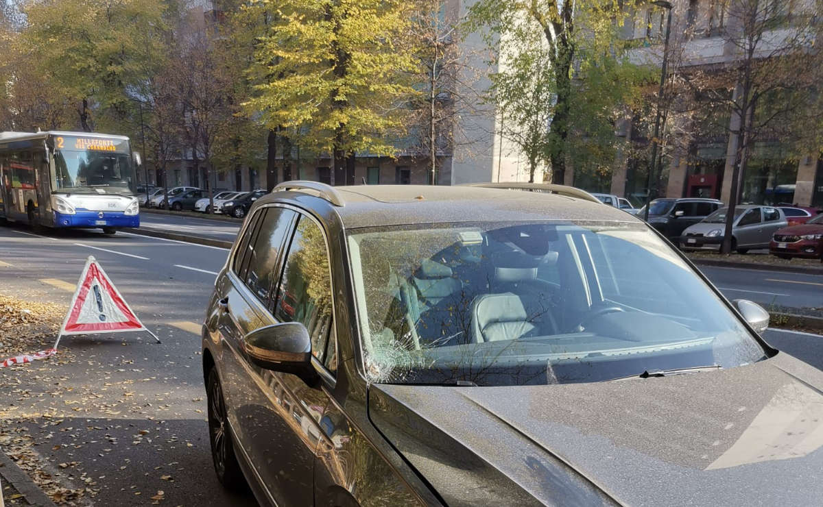 Travolto mentre raccoglie foglie a Torino