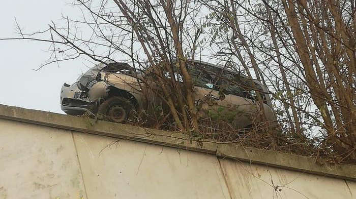 Auto fuori strada e in bilico sul burrone