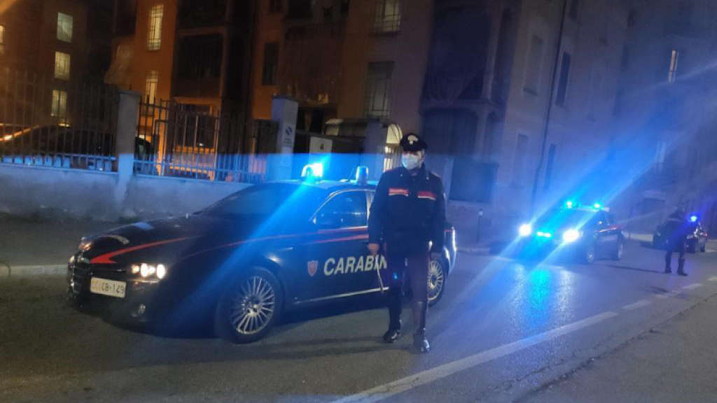 Non si ferma all'alt dei carabinieri e si schianta con l'auto a Torino
