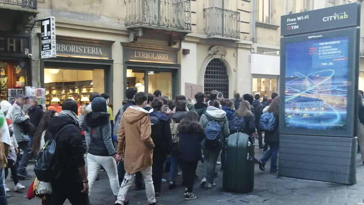 Folla a Torino per lo shopping natalizio