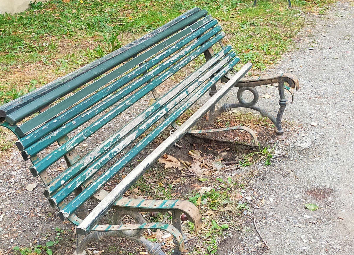 Panchine distrutte al Parco della Tesoriera