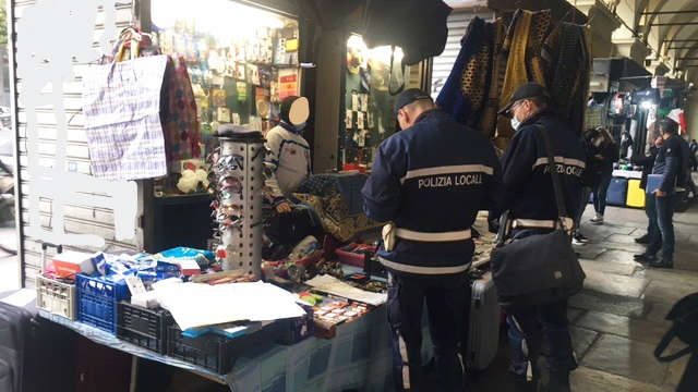 Chioschi abusivi in via Nizza a Torino