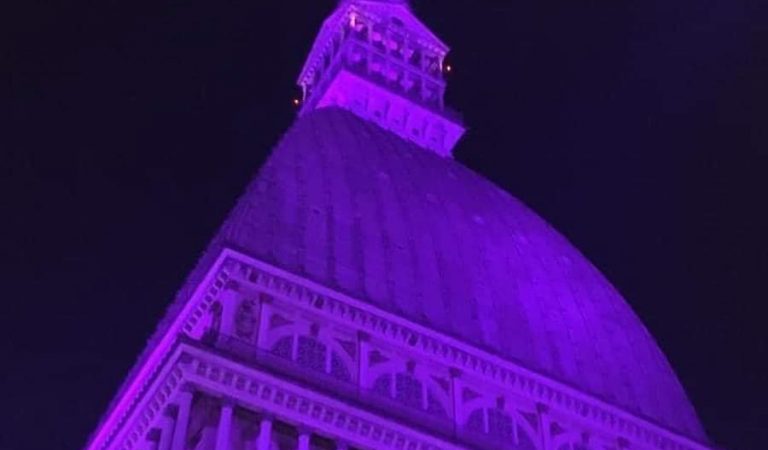 La mole si illumina per le feste di Natale La mole si illumina per le feste di Natale