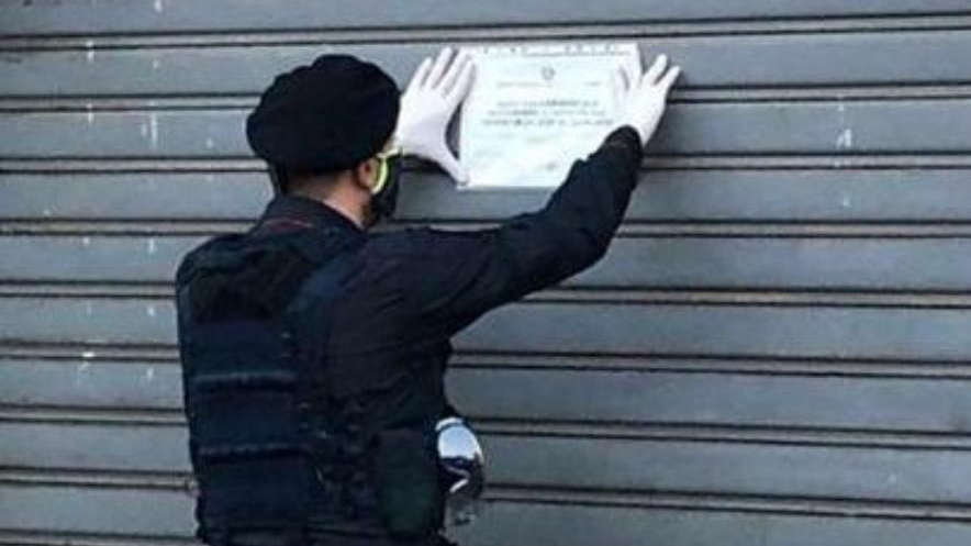 Negozio chiuso dai carabinieri a Torino