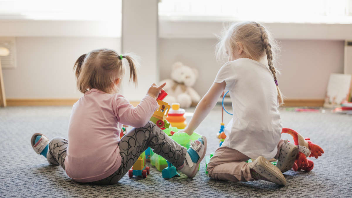 Bimbi maltrattati in una scuola materna