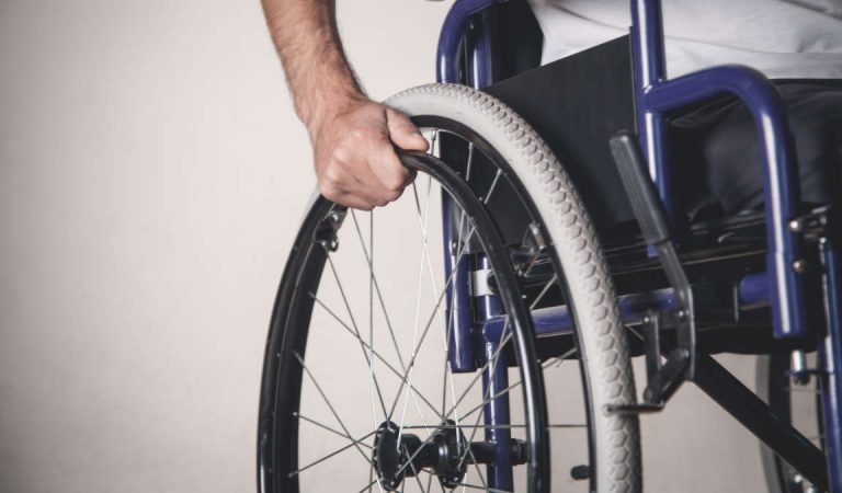 Torino, bastonate a un disabile: arrestata la badante Torino, bastonate a un disabile: arrestata la badante