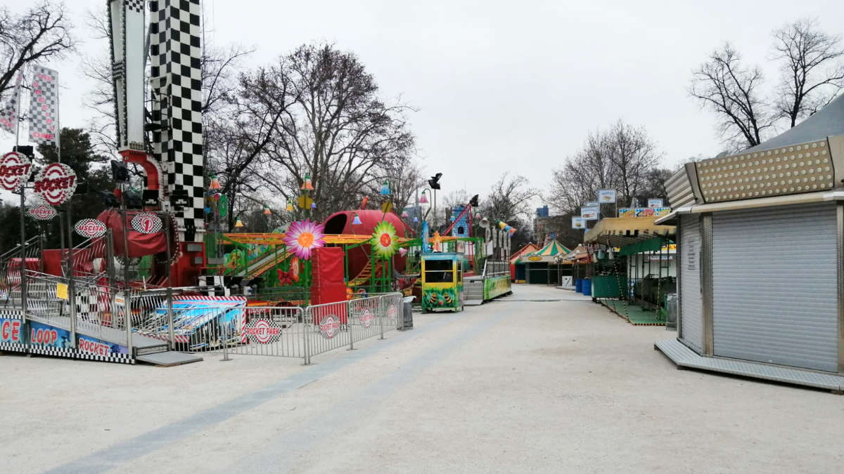 Manifestazione Luna park in piazza Castello