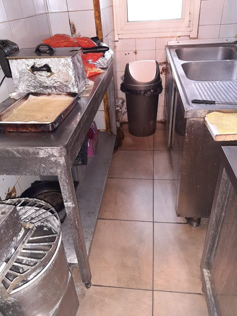 L'interno della pizzeria kebab di piazza Bengasi