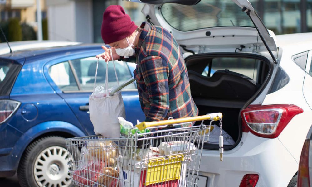 Furti nel parcheggio di supermercato