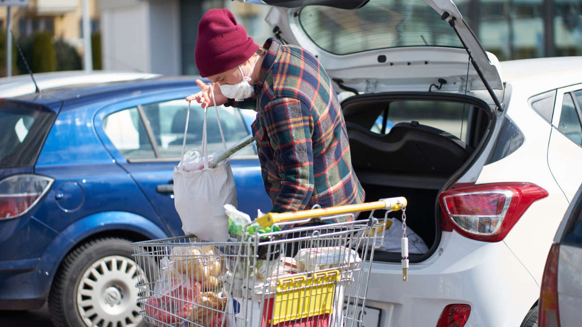 Furti nel parcheggio di supermercato